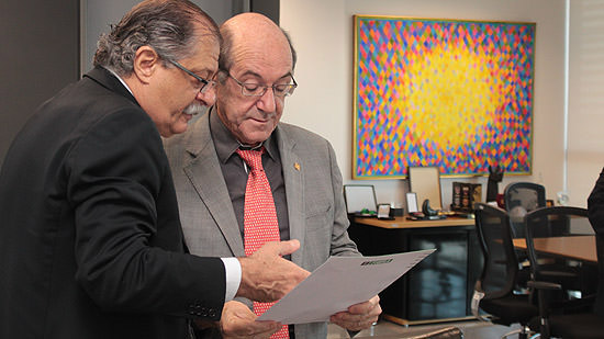 O presidente da CLDF, Wasny de Roure, recebeu na manhã de hoje em seu gabinete o presidente da Fibra, Jamal Bittar