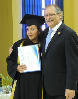 Presidente da Fibra com formanda do Vira Vida em El Salvador