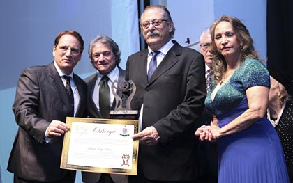 Jamal Bittar &eacute; condecorado com trof&eacute;u Stella Prata